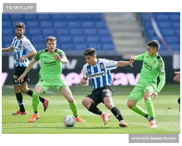 阿扎马特·穆尔扎卡诺夫连胜纪录平历史 轻重量级新王崭露头角